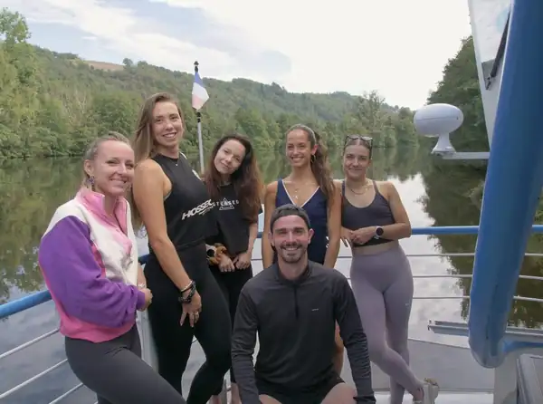 Le groupe réuni sur le pont du bateau, le Lot en arrière-plan