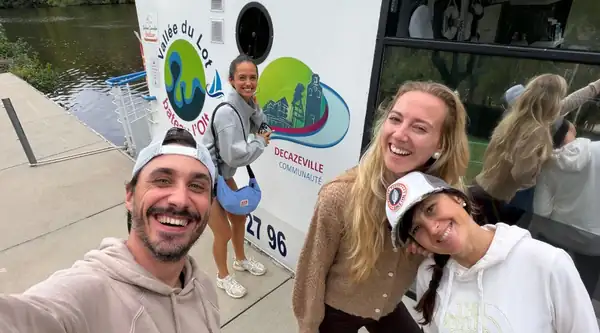 Selfie de l'équipe devant le bateau l'Olt, à l'embarcadère